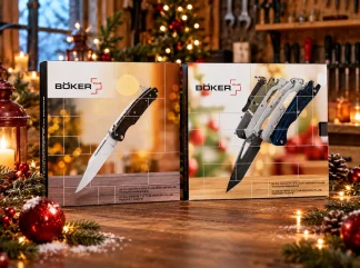 B&ouml;ker Plus Adventskalender 2026 GENT und DTK als Messerbaus&auml;tze mit jeweils 24 T&uuml;rchen. Beide Adventskalender stehen nebeneinander auf einem Werkstatttisch in weihnachtlicher Atmosph&auml;re.