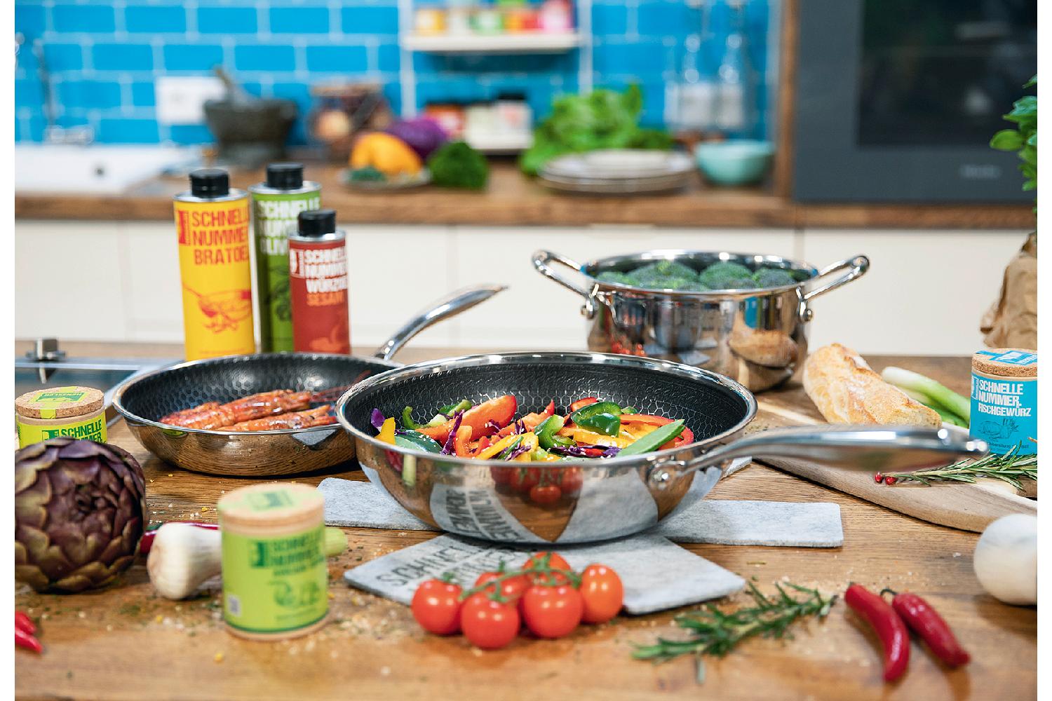 Henssler Edelstahl Crepe- und Omlet-Pfanne mit Wabenstruktur 26 cm – Bild 4