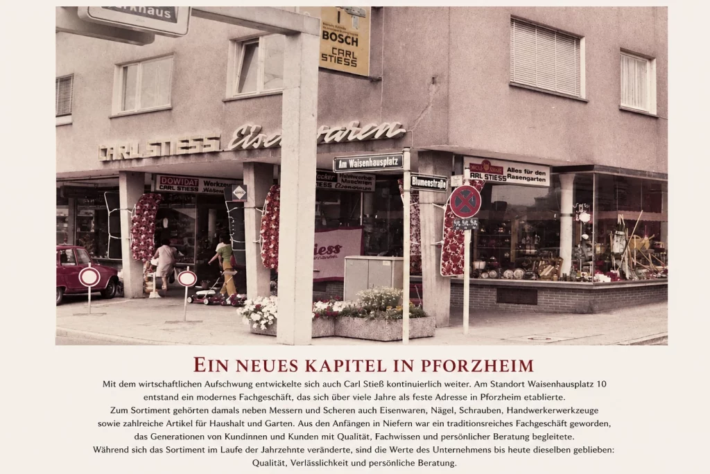 Historisches Fachgeschäft von Carl Stieß am Waisenhausplatz 10 in Pforzheim mit Schaufenstern für Messer, Werkzeuge, Eisenwaren sowie Haushalts- und Gartenartikel.